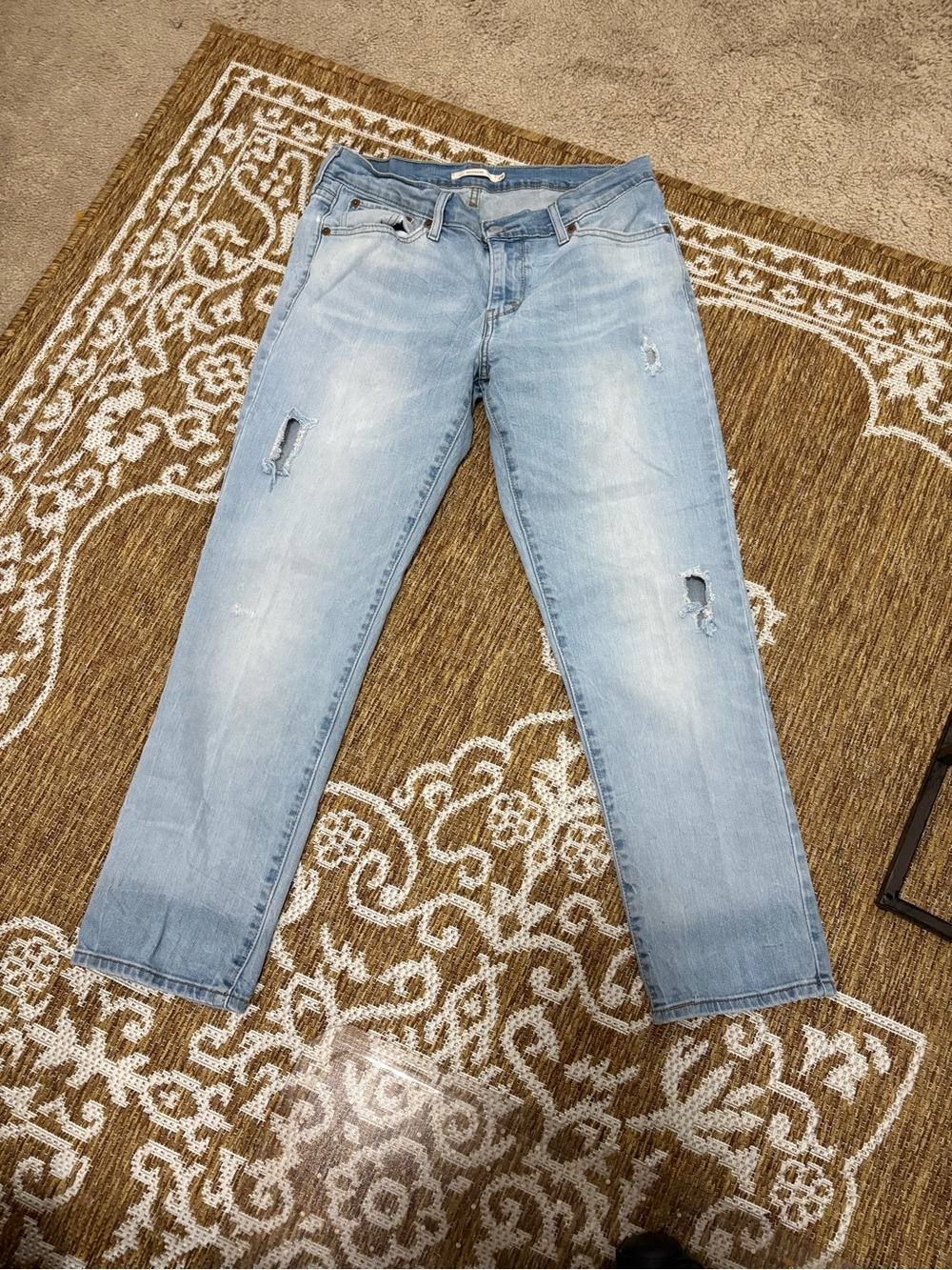 Levi Strauss & Co womens Boyfriend size 29/31 lightwash distressed denim jeans